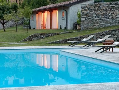 Villa Sola Cabiati: Η εντυπωσιακή μεσαιωνική βίλα στη λίμνη Κόμο με κόστος διαμονής 5.000 ευρώ το βράδυ! (φωτό)